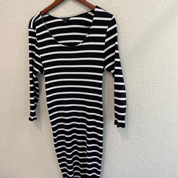 Torrid Women's Black White Scoop Neck Long Sleeve Striped Dress Size 2 - Picture 2 of 6